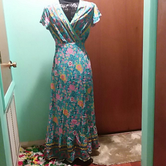 Zesica Dresses & Skirts - Beautiful Wrap Around Floral Dress